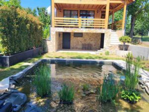 Vikendica sa dvorištem i prirodnim bazenom u njemu
